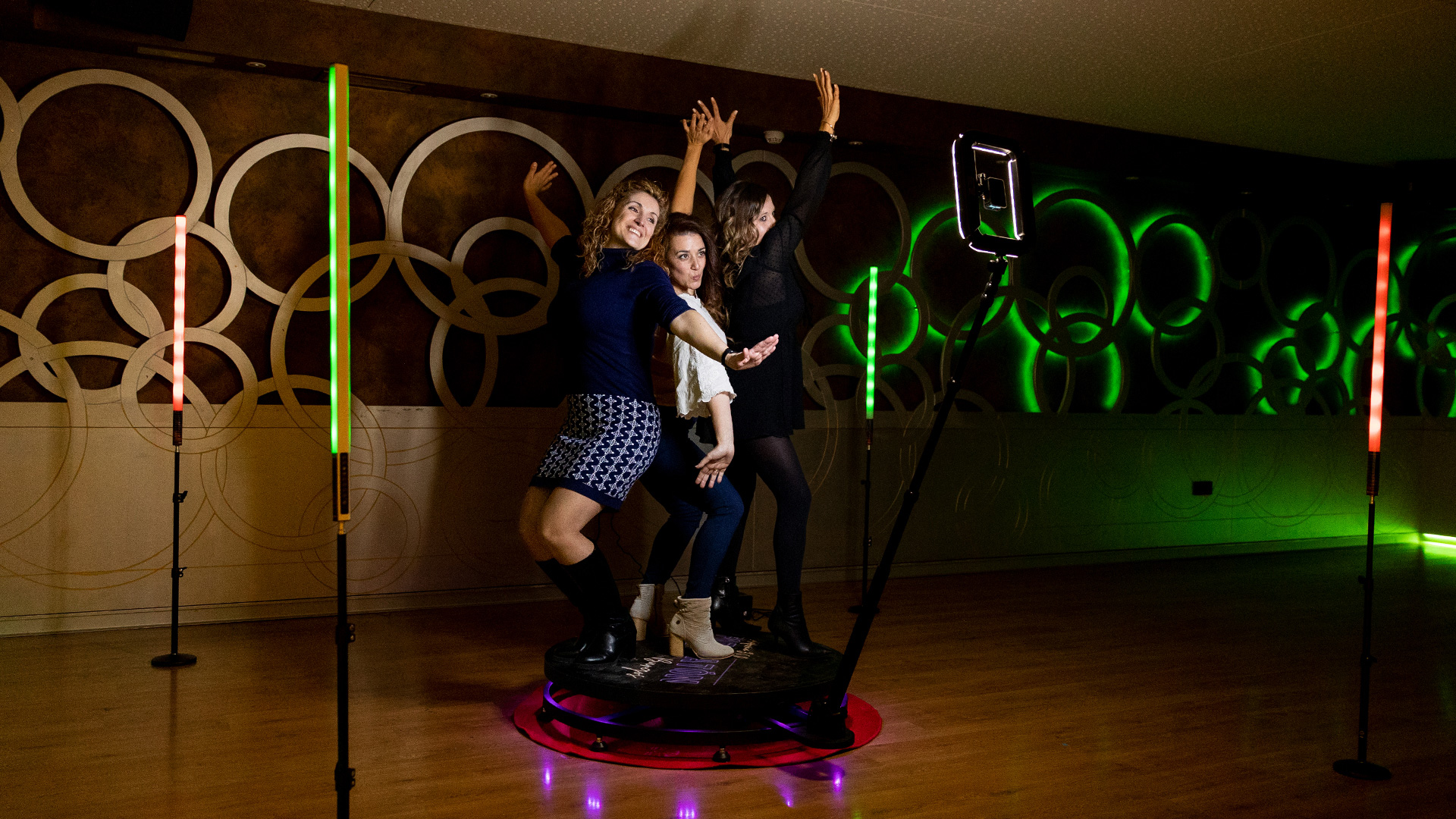 Compañeras de trabajo bailando con nuestra "Plataforma 360" en una cena de empresa