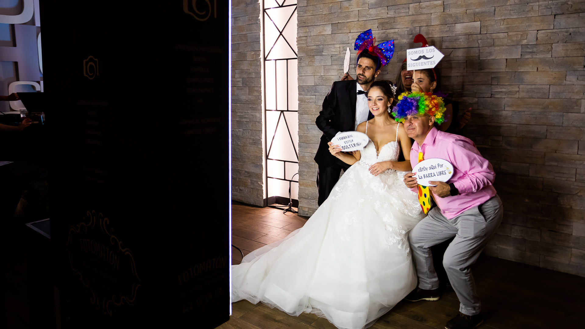 Novios e invitados haciéndose fotos con nuestro Fotomatón Espejo