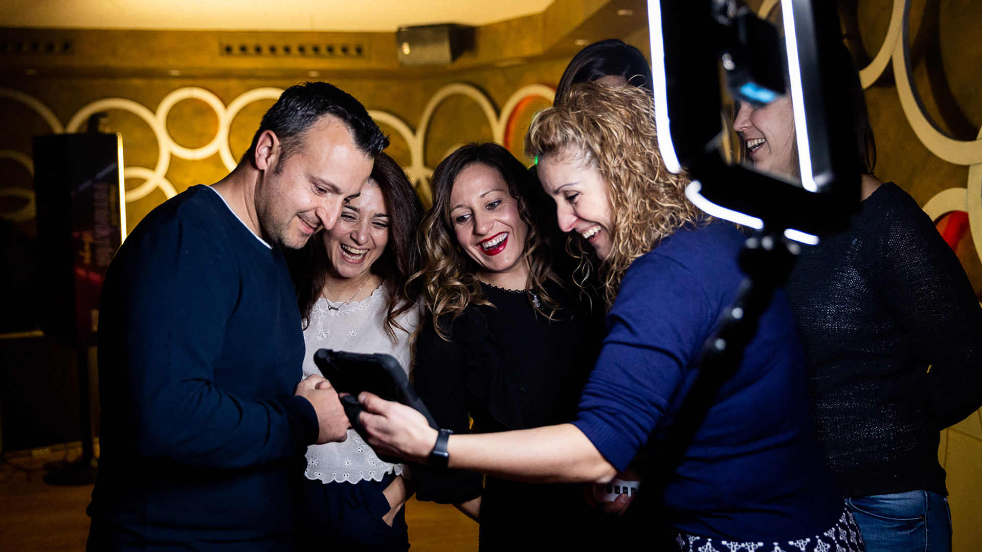 Compañeros de empresa en cena, eligiendo fotos y vídeos de la Plataforma 360.